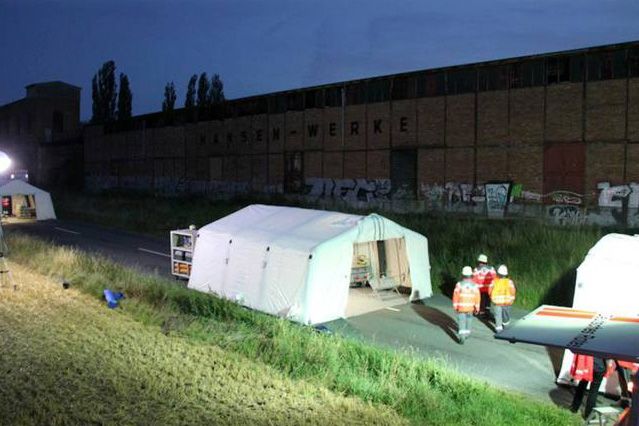 Foto: Einsatzzelte auf der Straße
