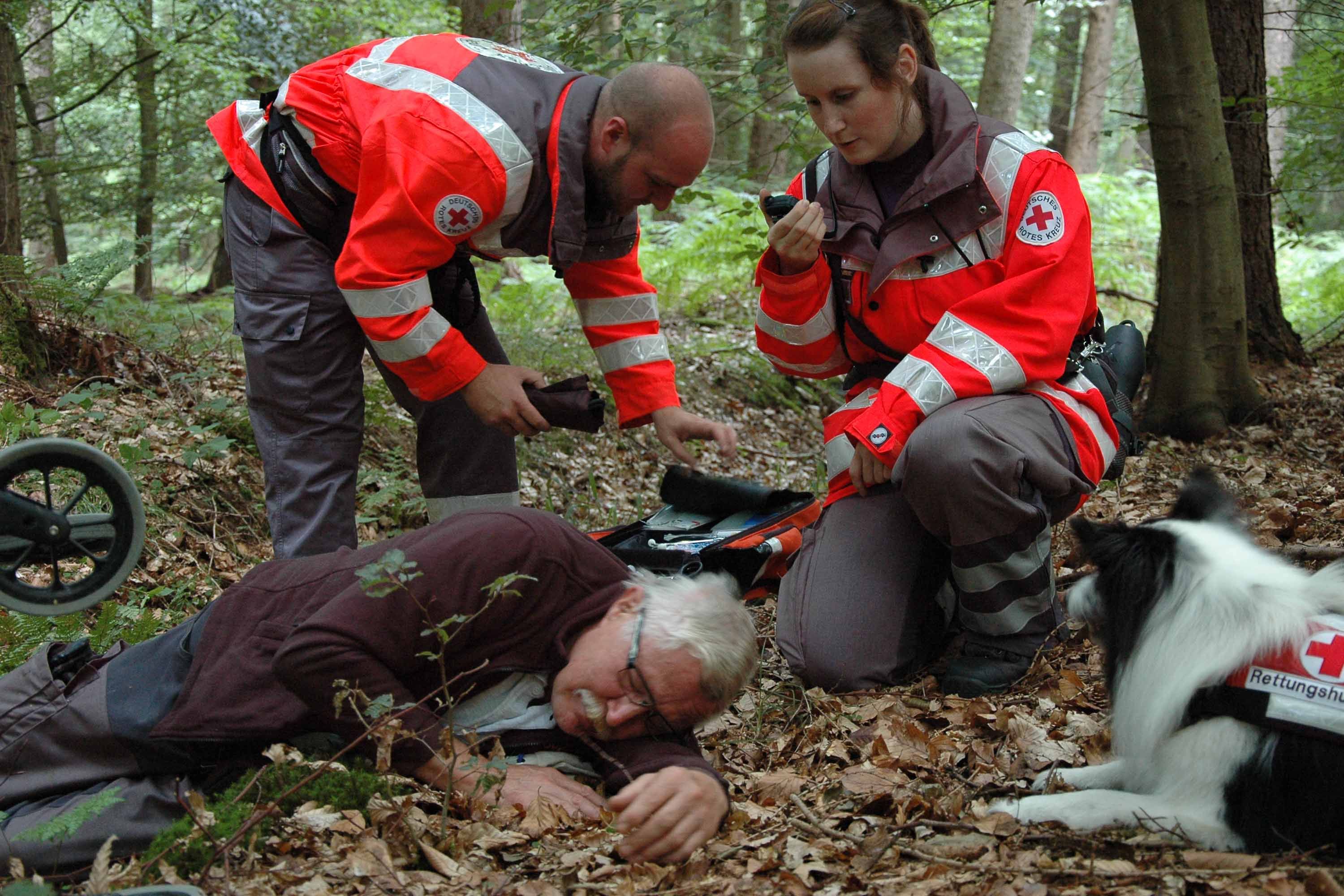 Foto: Zwei Einsatzkräfte versorgen einen Patienten
