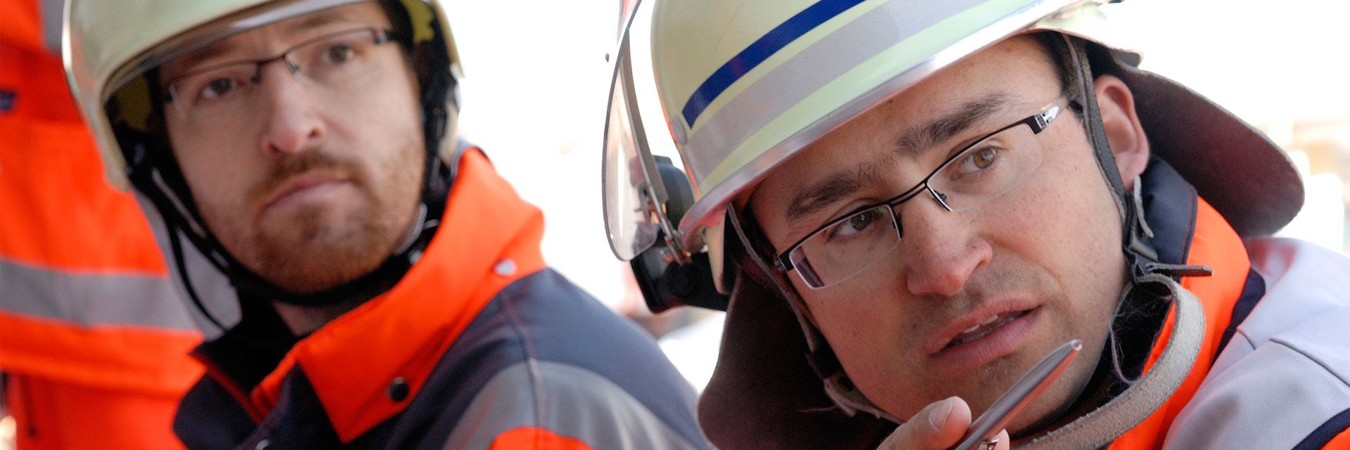 Foto: Eine DRK-Mitarbeiterin und ein älterer Herr sitzen auf einer Couch. Sie unterhalten sich, wobei das Strahlen in ihren Augen deutlich zu sehen ist.