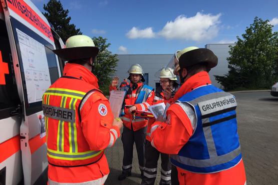 Foto: Gruppe von Führungskräften bei der Einsatzbesprechung
